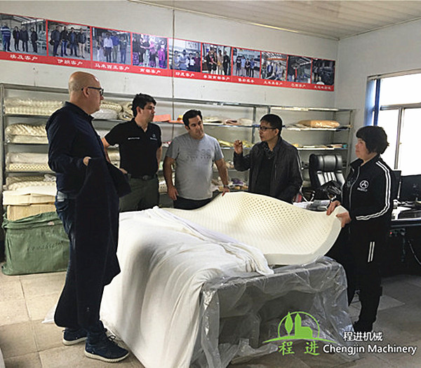 Brazilian customer comes to Chengjin company to inspect latex mattress